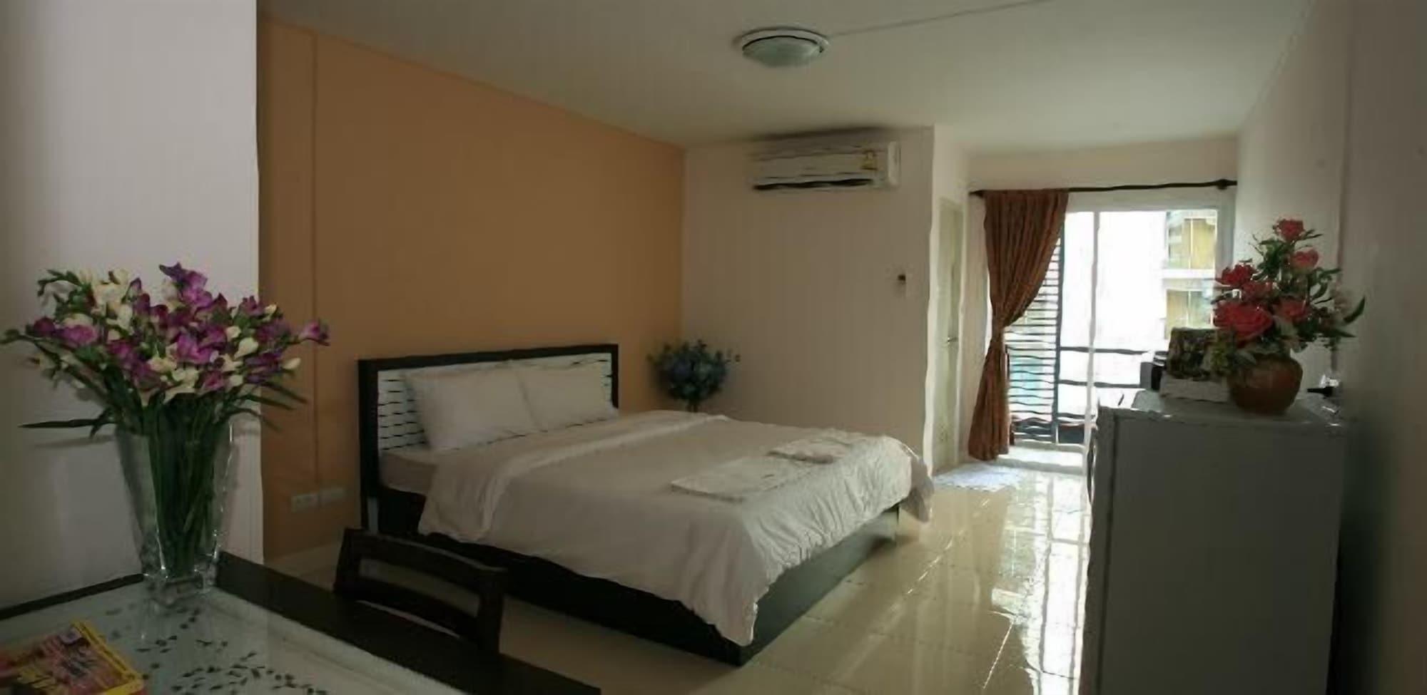 Similan Mansion Hotel Bang Saen Exterior photo