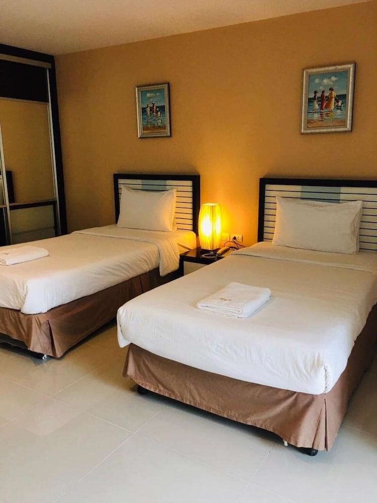 Similan Mansion Hotel Bang Saen Exterior photo